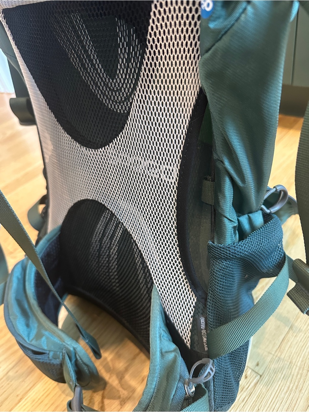 OSPREY Dark Green Backpack with Bright Lime Green Rain Cover Ventilated back - Picture 3 of 14
